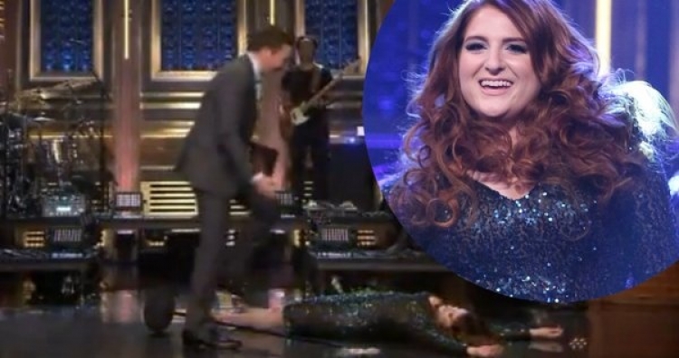 Meghan Trainor rrëzohet gjatë performancës në Jimmy Fallon Show [VIDEO]