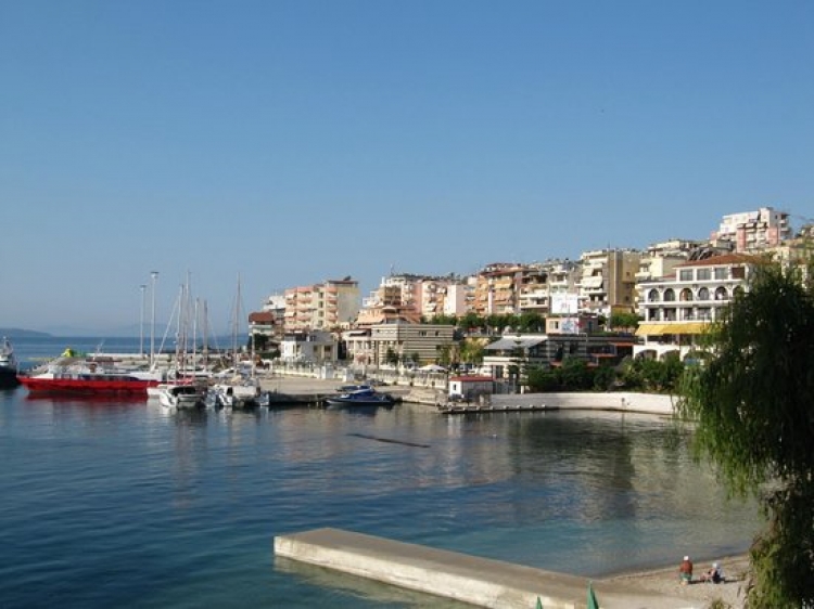 12 persona mbetën të izoluar në një plazh në Sarandë[FOTO]