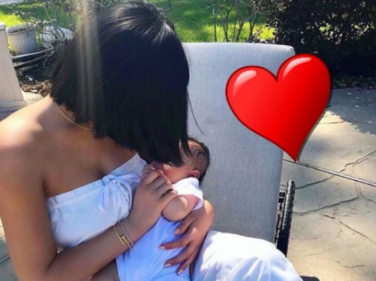 Kur mëngjesi nis plot dashuri! Shikoni sesi kënaqet Kylie Jenner me vogëlushen e saj![VIDEO]
