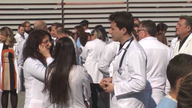 Shëndetësi, mbi 5 mijë mjekëve, farmacistëve dhe stomatologëve u rrezikohet vendi i punës nëse nuk marrin notë kaluese në provimin e çertifikimit