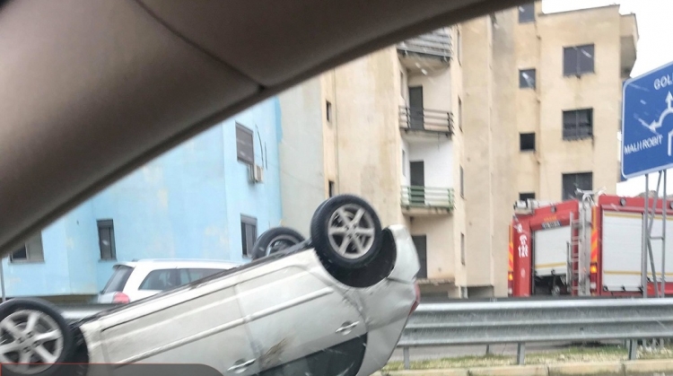 Aksident tragjik tek “Mali i Robit”, makina hyn mes kalimtarëve, vdes nusja dhe vjehrri, 1 i plagosur