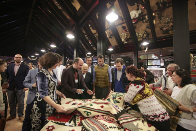 Kruja tradicionale “zbret” në Pazarin e Ri të Tiranës, promovohen bizneset e zonës