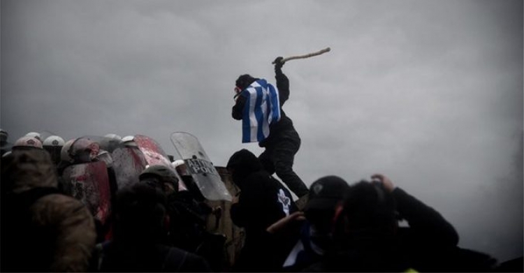 Emri i ri i Maqedonisë, Athina ''zien'' nga protestat, plagosen dhjetra protestues e efektivë policie [VIDEO]