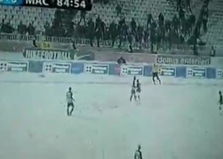 Video interesante! Ndodh në Serbi, tifozët godasin me topa bore arbitrin (VIDEO)
