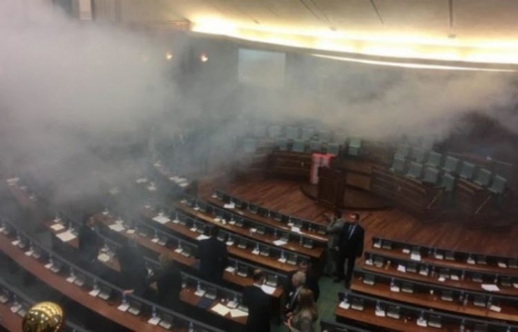 Demarkacioni, tensione në kuvendin e Kosovës, hidhet gaz lotsjellës