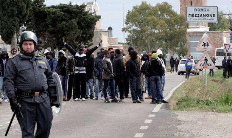 Emigrantët ilegalë në Itali shfrytëzohen si skllevërit! Nisin protestat…