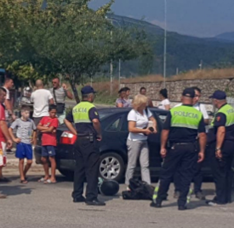 Makina e zë poshtë turisten izraelite, transportohet në Urgjencën e Tiranës. Ja si ndodhi aksidenti