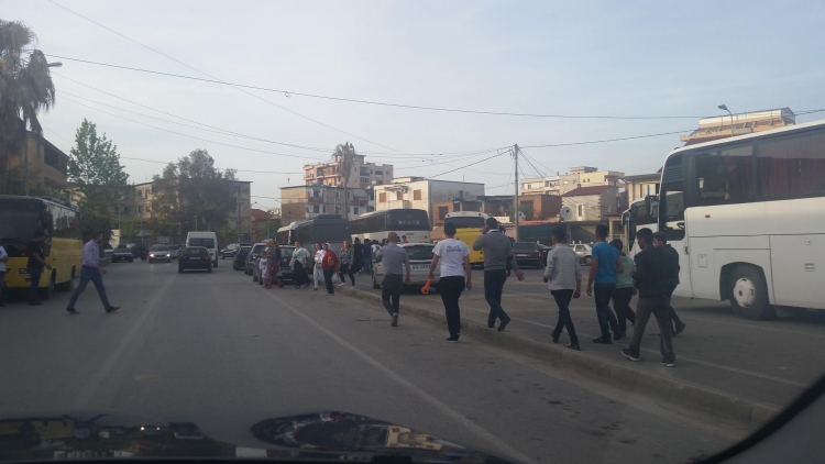 Protesta e opozitës, mijëra njerëz nisen të organizuar nga rrethet