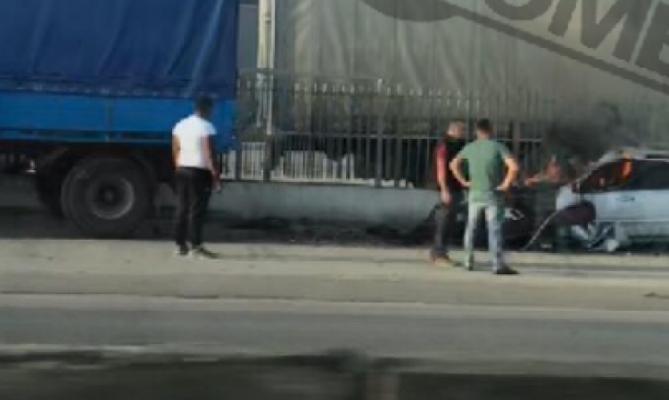 Shpërthen në flakë makina në autostradën Tiranë-Durrës, dyshohet për defekt teknik në motorin e mjetit