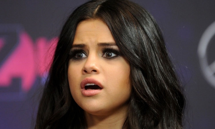 Selena Gomez nuk njihet pa make-up! Foto të një mëngjesi në aeroport...[FOTO]