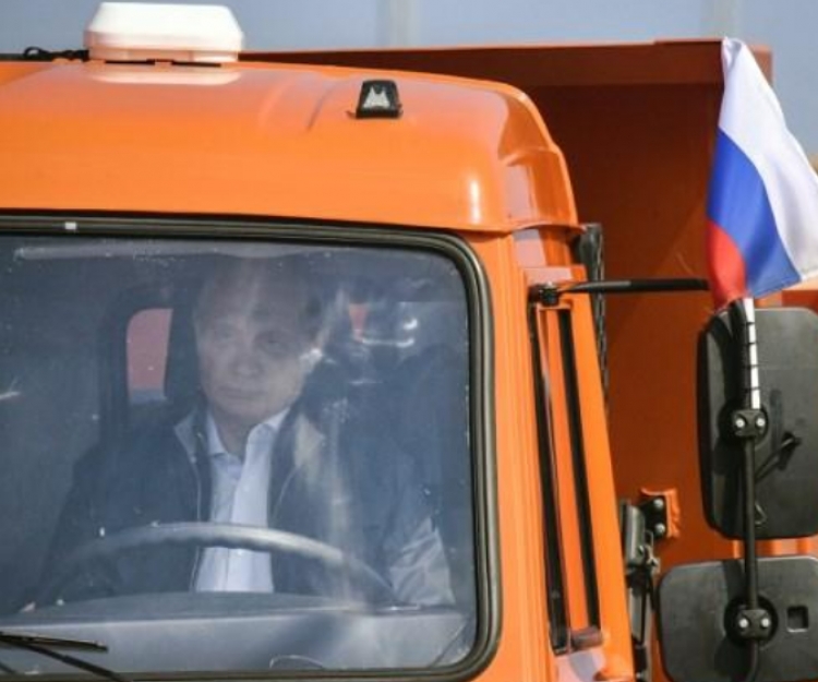 Putin heq dorë nga presidenca? Zgjedh të jetë kamionist …[FOTO]