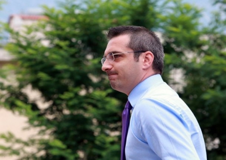 Saimir Tahiri rikthehet në Shqipëri,refuzon prononcimin për mediat