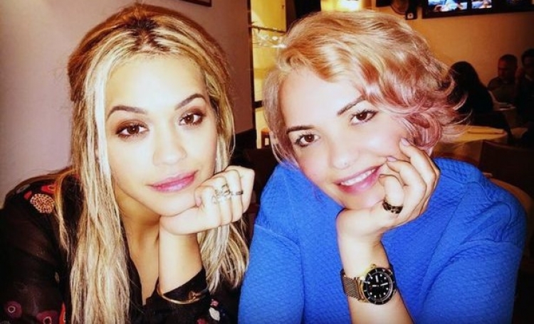 Rita Ora feston ditëlindjen, e ëma e uron dhe e quan kështu në SHQIP [FOTO]