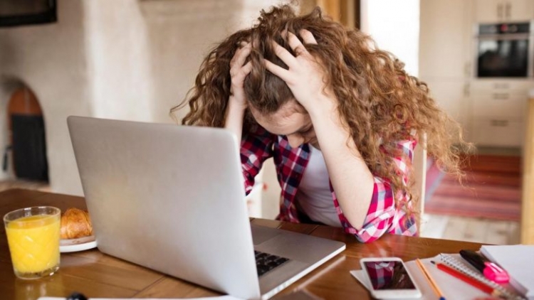 40% e vajzave adoleshente përjetojnë ngacmime online