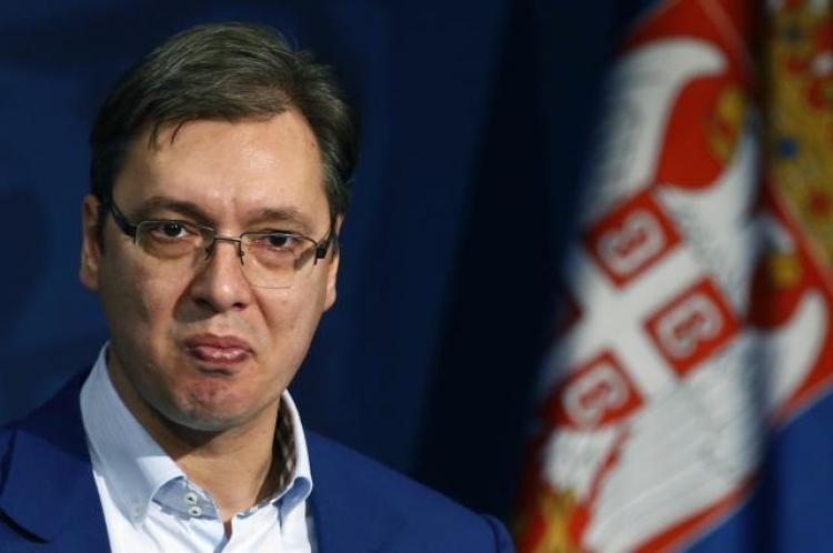 Serbia ulet në dy karrige. Serbët përqafojnë ndërkombëtarët por dhe Putinin[VIDEO]