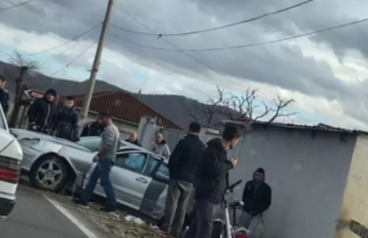 Aksident në Pogradec, automjeti tip “Benz” përplaset me murin rrethues të një banese, nuk ka persona të lënduar