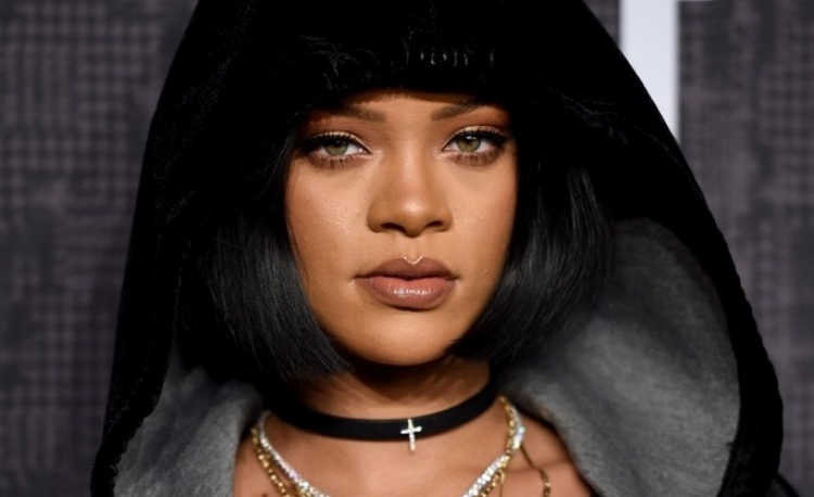 Rihanna transformohet në një kaubojse
