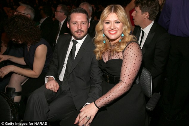 Kelly Clarkson shpërndan fotot e para të djalit të saj të porsalindur