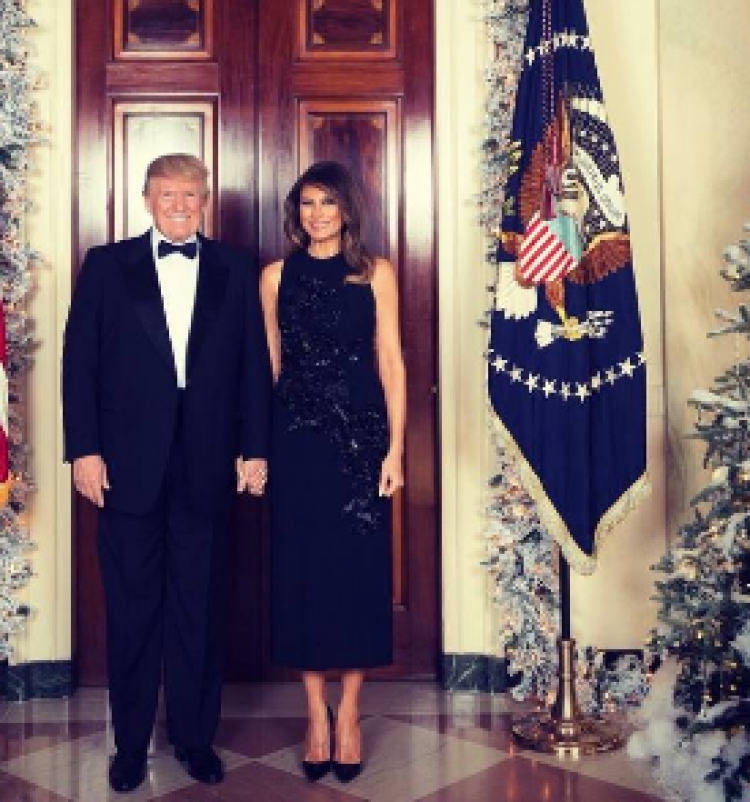 Fotoja e Krishtlindjes, Trump e Melania në të zeza, dorë për dore [FOTO]