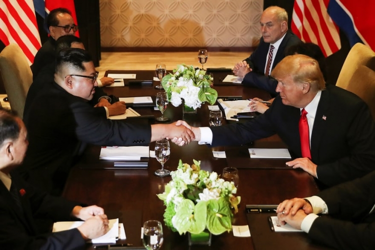 Më në fund duart u bashkuan! Trump takohet me Kim Jong Un...[FOTO]