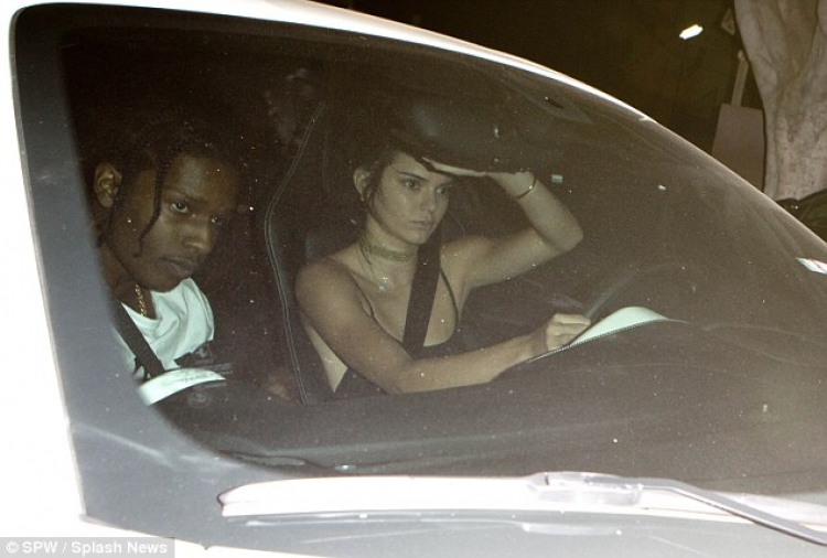 Kendall Jenner shëtit me Ferrari, të dashurin A$AP Rocky [FOTO]