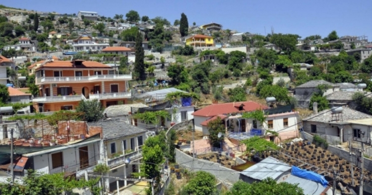 Fëmija shqiptar që përshkruan fshatin: Ka pemë, shtëpi, hashash [FOTO]