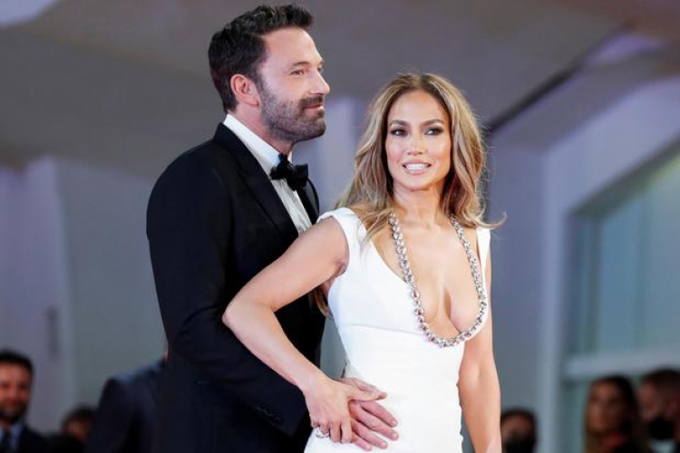 E njohët?! Jennifer Lopez shfaqet pa pikë grimi në fytyrë, vetëm 'ujë dhe sapun'!