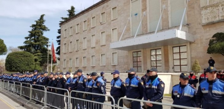 Protesta e opozitës, policia merr masat. ''Blindohen'' institucionet