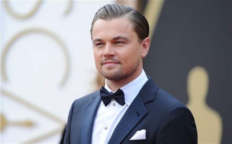 Leo DiCaprio le Riri-n për tre bionde