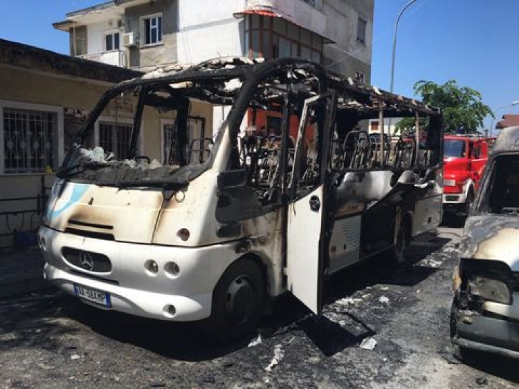 Djegia e autobusit në Krujë, arrestohet shoferi. Shkeli rregullat e sigurimit teknik