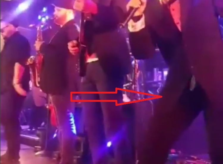 Këngëtarja e njohur shqiptare lë nam, del në skenë me zinxhirin e pantallonave hapur [VIDEO]