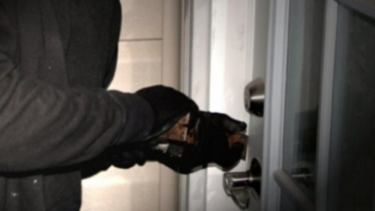 Tiranë akuzohen për një seri grabitjesh, Policia arreston shtetasit Artur Marku, 21 vjeç, Ogert Skordha, 27 vjeç, Amarildo Jashari, 20 vjeç dhe shtetasin me iniciale F. M., 30 vjeç