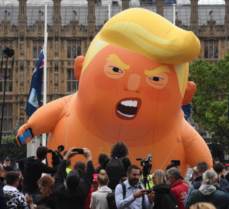 Shpërthejnë britanikët, ja sesi luajnë me presidentin Trump [FOTO/VIDEO]