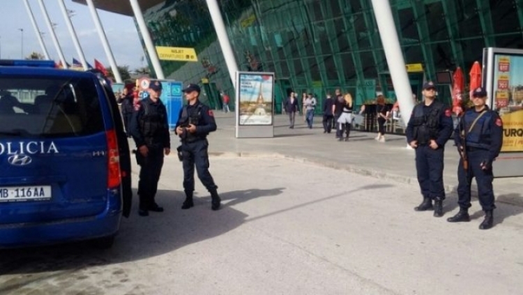 Ndalohet në Rinas shtetasi italian, Stefani Carli,  po tentonte të transportonte drejt shtetit fqinj pjesë kallashnikovi
