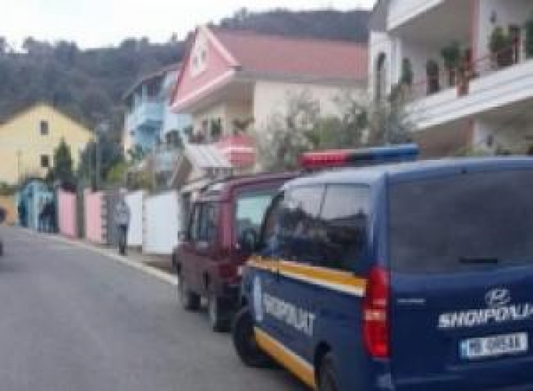 Korçë, grabitet në mes të ditës banesa, familjarët ishin në punë
