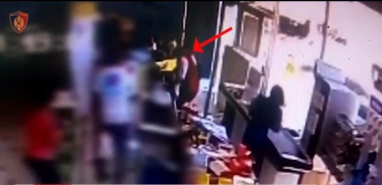 Grabiti supermarketin me armë lodër në Durrës, Policia arreston shtetasin Keni Braçe 27 vjeç