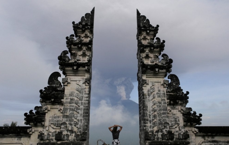 Bali, të gjithë sytë nga qielli, vullkani Agung gati për shpërthim