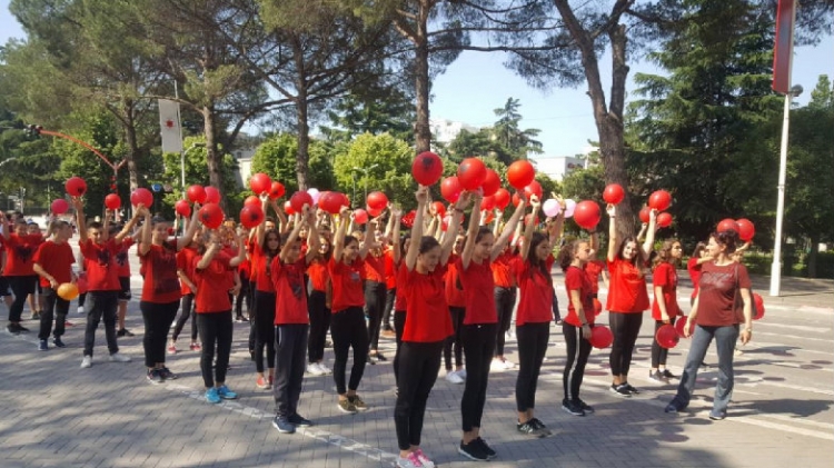 Festimet e 1 qershorit! Nxënësit surprizojnë nëpër rrugët e Tiranës...[FOTO]