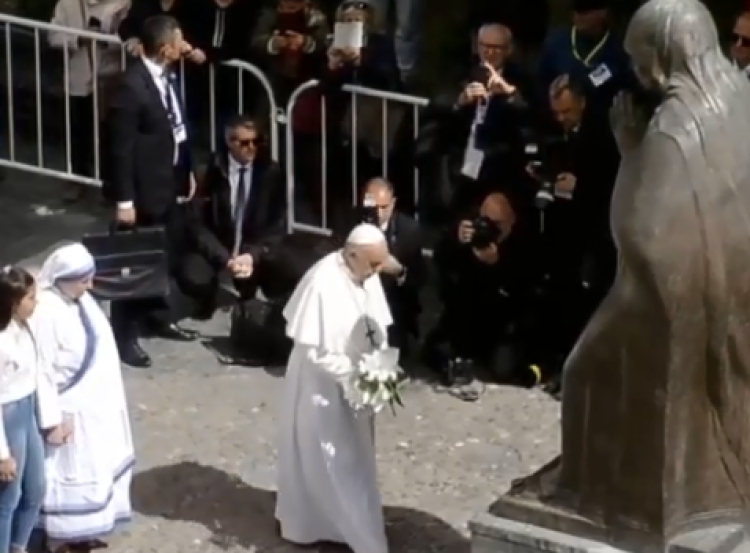 Papa Françesku përulet para përmendores së Shën Terezës, flet edhe për shqiptarët [VIDEO]