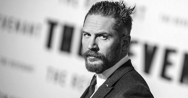 Nëna mos xhelozoni, por këtë herë Tom Hardy do t’u lexojë përralla në TV fëmijëve! [FOTO]