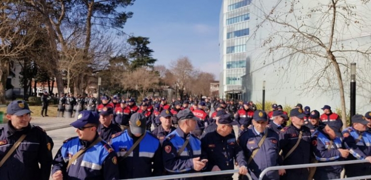 Një protestuese në gjendje të keqe shëndetësore, shoqërohet për në spital nga ambulanca