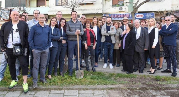 Turistët italianë mbjellin dhëmbë dhe pemë në Tiranë