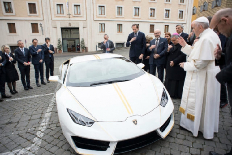 I dhurojnë një Lamborghini, Papa Françesku e shet për bamirësi