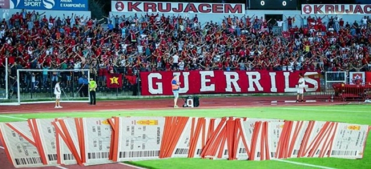 Gjatë ndeshjes Skënderbeu-Partizani, humb jetën tifozi në stadium