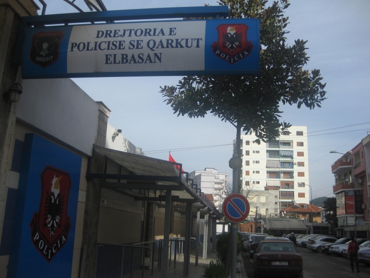 Elbasan: Rrihet dhe plagoset një biznesmen brenda aktivitetit të tij