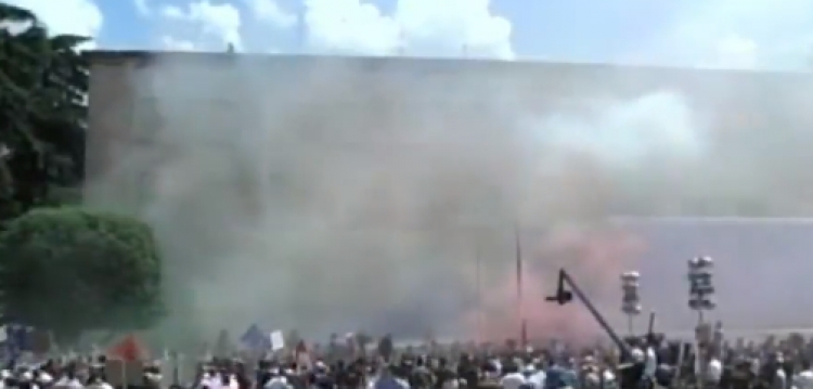 Protesta e opozitës, hidhen tymuese drejt Kryeministrisë