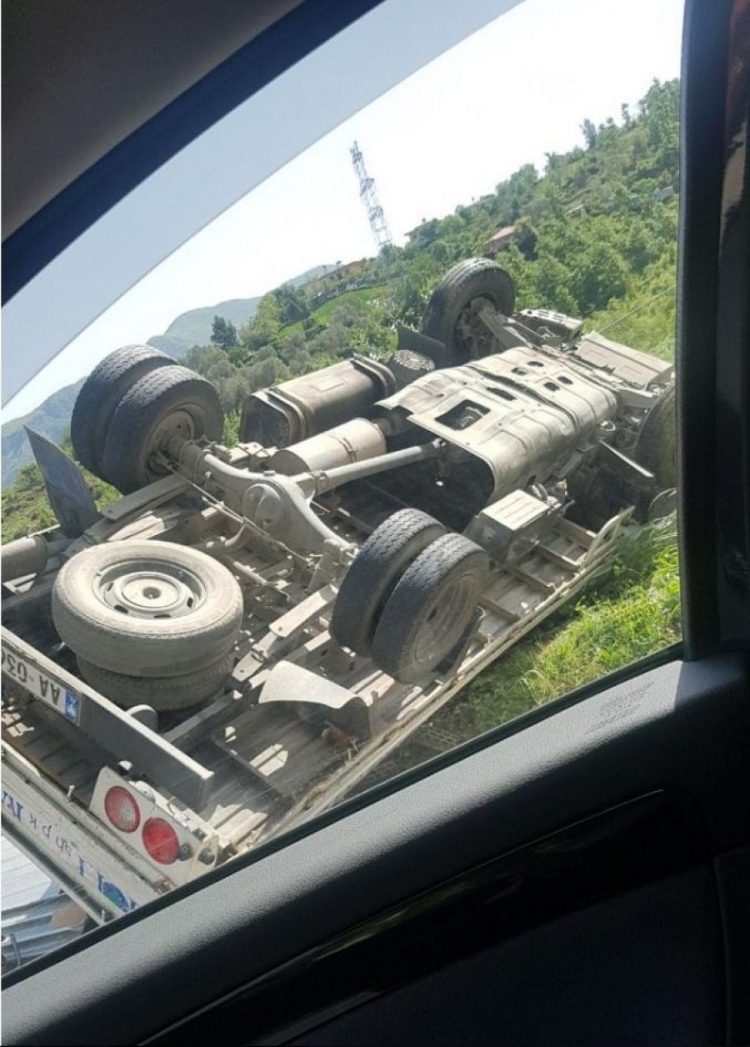 Aksident në Elbasan, përmbyset mikrobusi, policia po heton për zbardhjen e ngjarjes