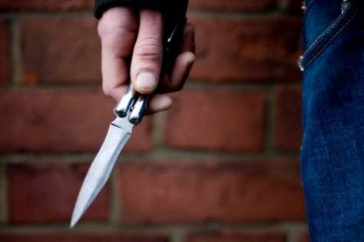 Kanosi me thikë nënën dhe gruan, arrestohet 38-vjeçari nga Lushnja