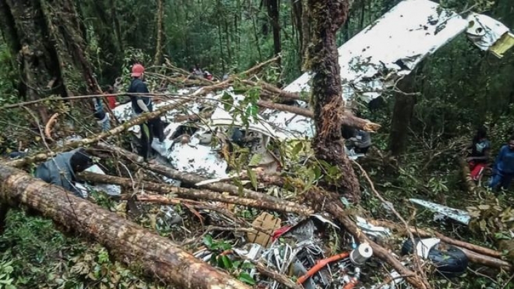 Përplaset aeroplani në Indonezi. Vetëm një 12-vjeçar i mbijeton aksidentit