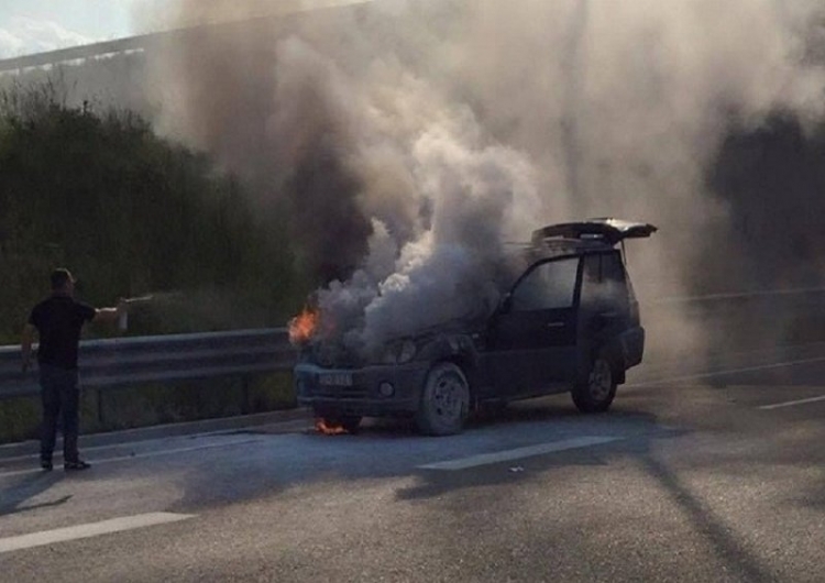 Bllokohet rruga në Llogara, merr flakë makina në ecje